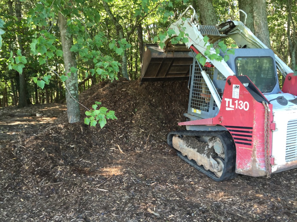 Piling wood chips with a Takeuchi TL130